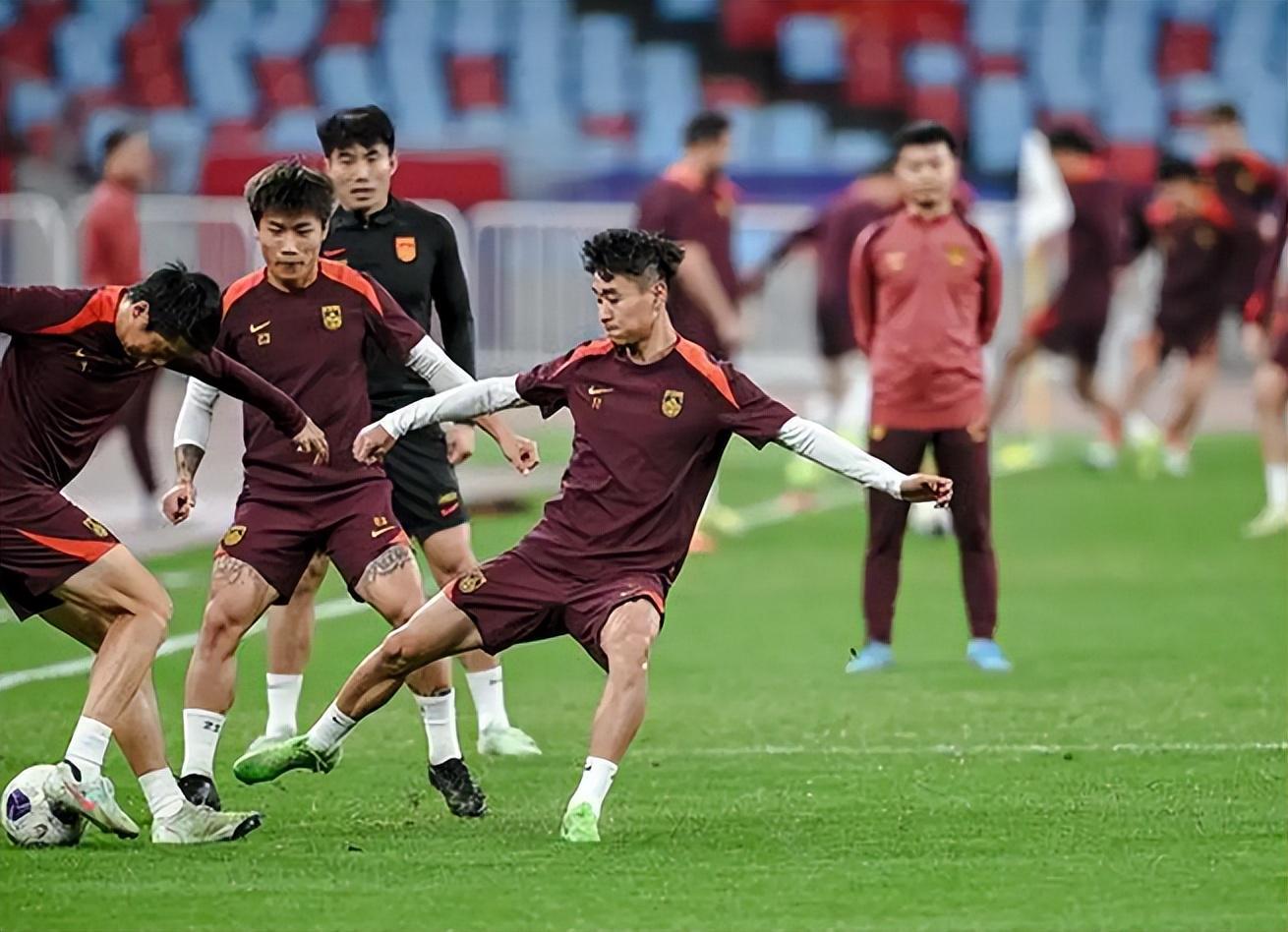 振奋！中国男足逼平身价十亿豪门，天才中锋爆发，给U23做出榜样